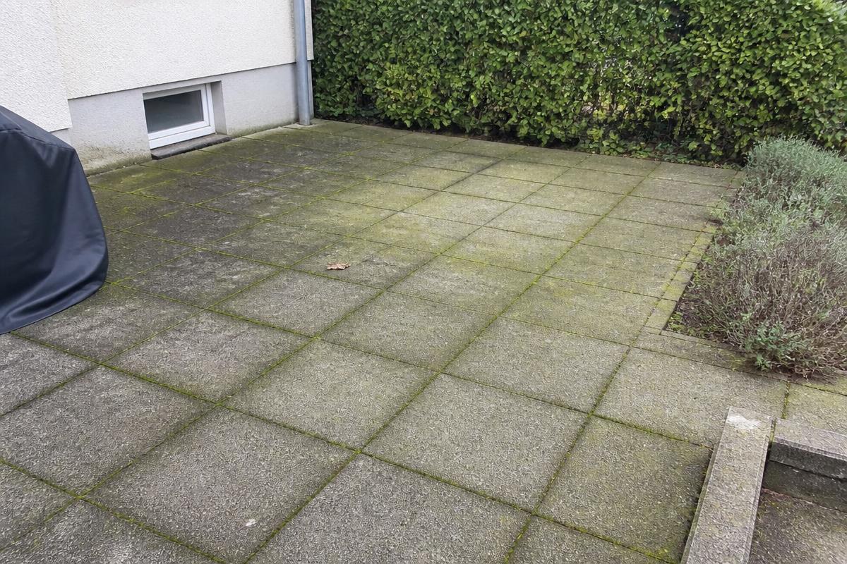 Terrasse encrassée avant le nettoyage haute pression